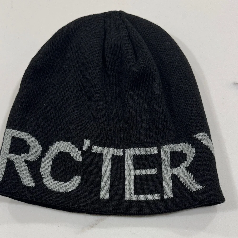 Arc'teryx Black Beanie with Gray Logo - Picture 1 of 2